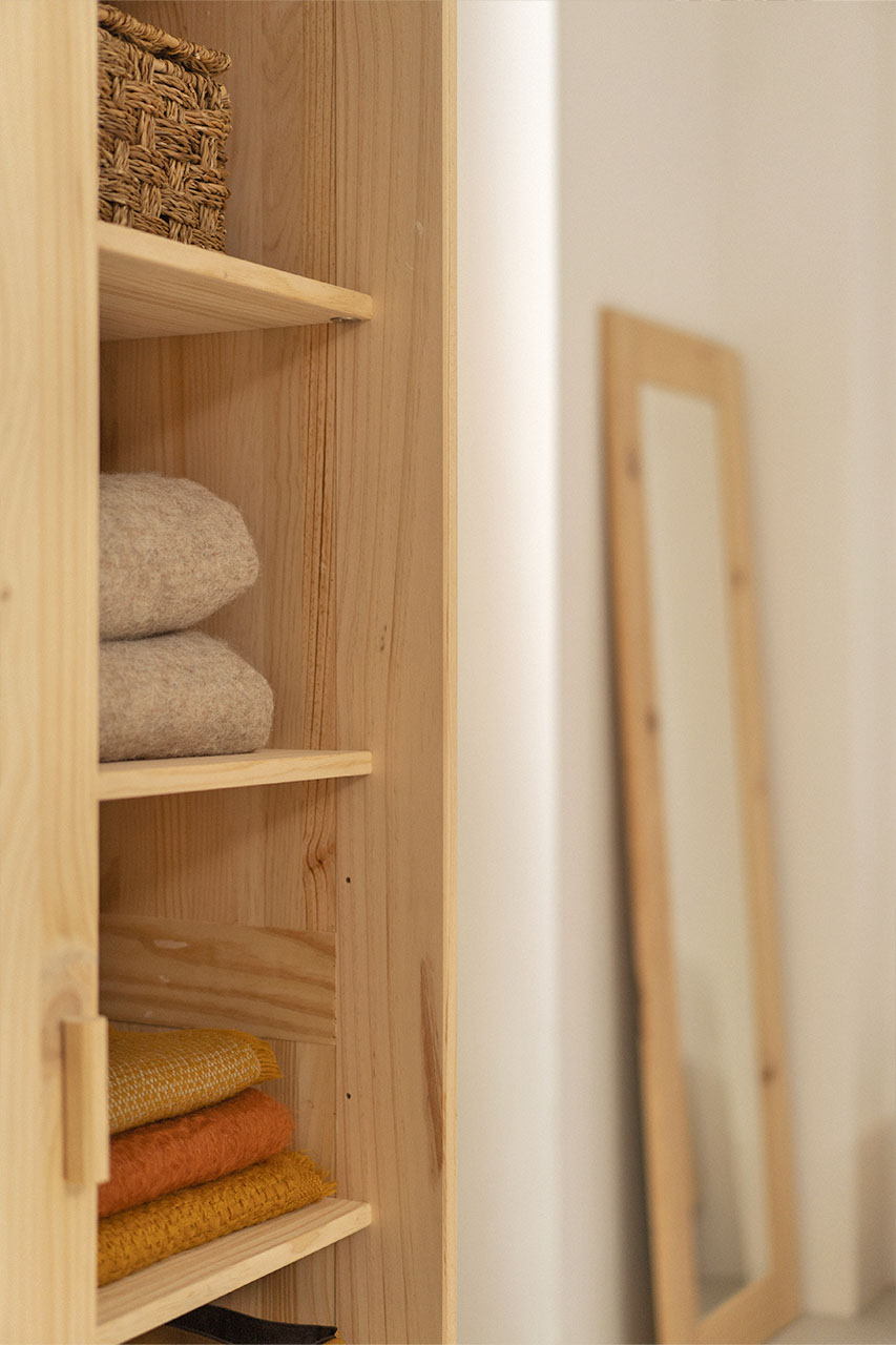 Imagen de ambiente 4 para:Armario de pino natural con puertas correderas